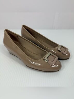 Bandolino Flexible Tad Brown Beige Wedge Patent Pumps Heels Women’s Shoes 5.5 M